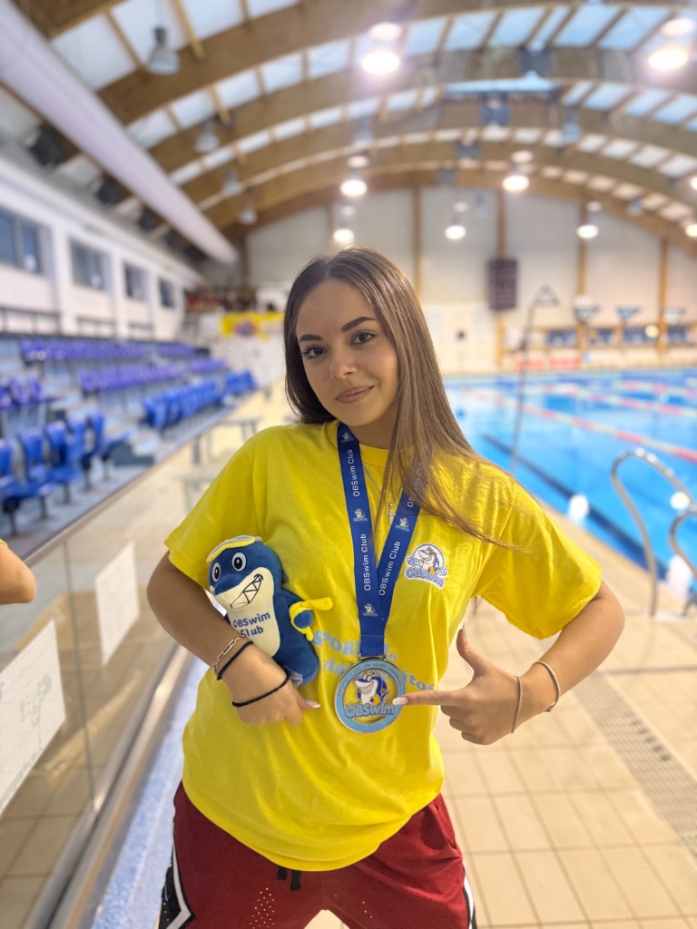 Adolescenți veseli la cursul de înot de grup Obswim